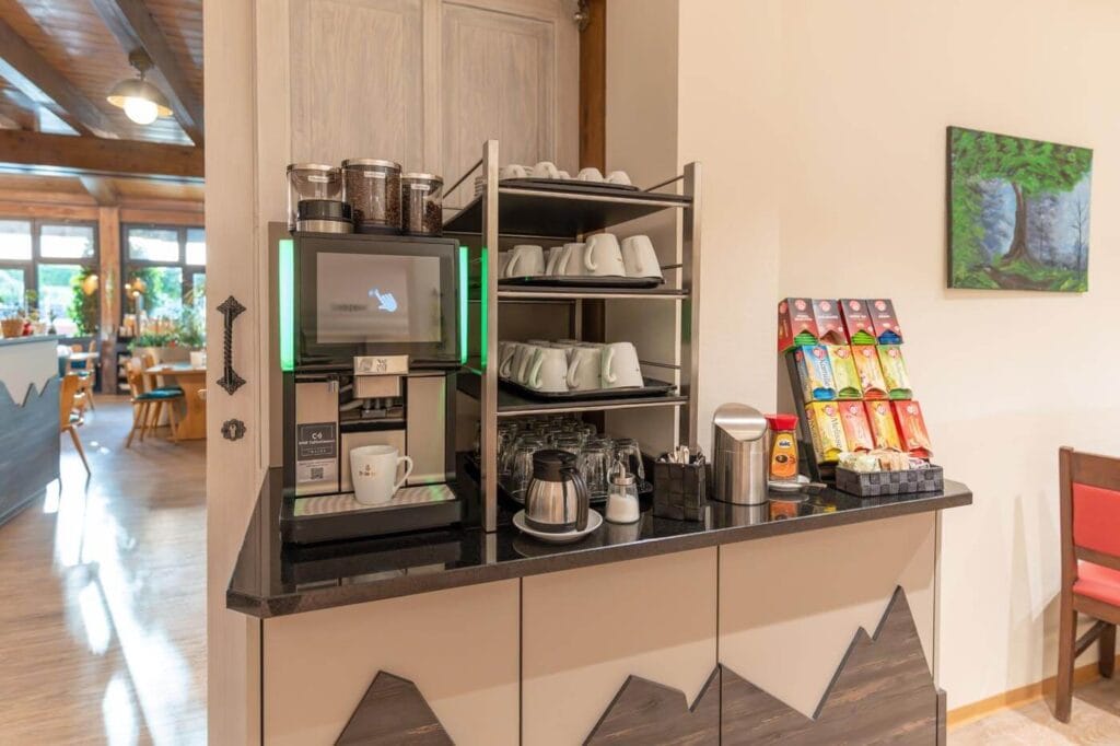 Die Kaffeebar im Buffetraum beinhaltet einen Kaffeeautomaten sowie eine Teeauswahl.