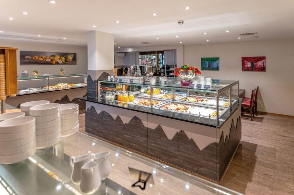 Im Buffetraum sieht man die liebevoll angerichteten Speisen für das Frühstück im Hotel Thüringenschanze.