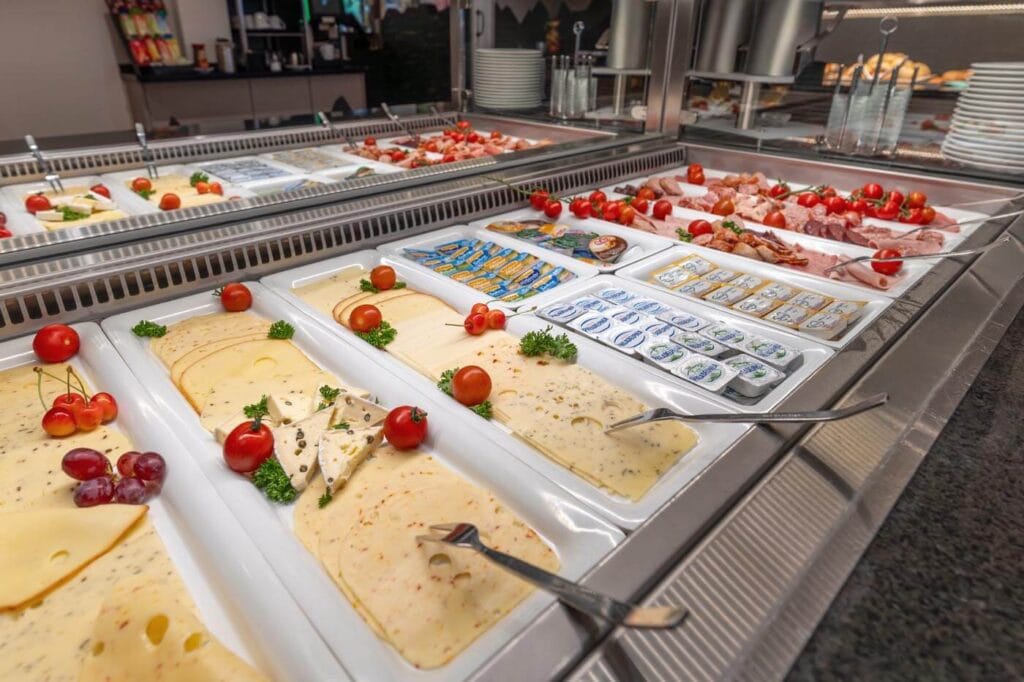 Blick über das Frühstücksbuffet im Hotel Thüringenschanze Oberhof.