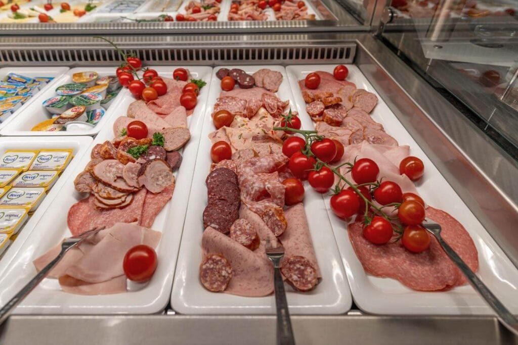 Nahaufnahme der Wurstspezialitäten am Frühstücksbuffet des Hotel Thüringenschanze Oberhof.