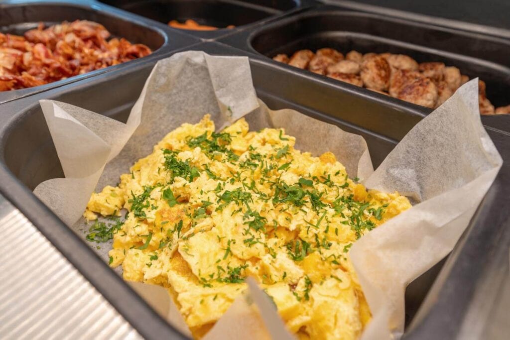 Fluffiges, mit grünen Kräutern bestreutes Rührei zum Frühstück im Hotel Thüringenschanze Oberhof.