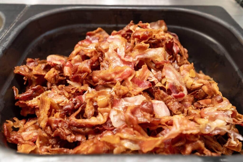 Safter Bacon ansprechend drapiert in der Theke des Hotel Frühstücks.