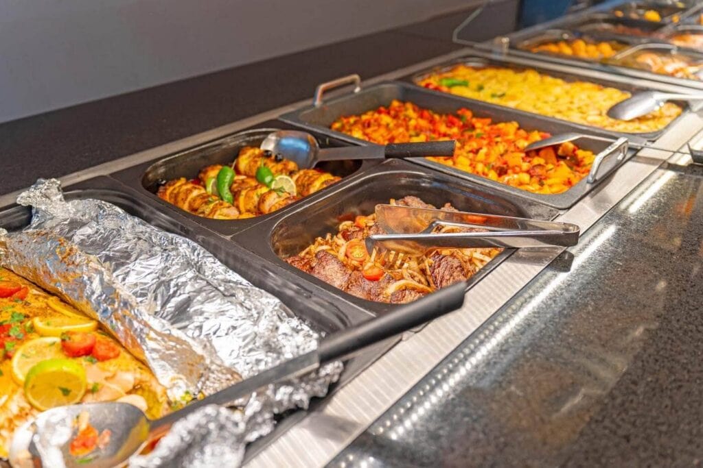 Warmes Buffet mit verschiedenen Speisen im Restaurant Bergvagabund