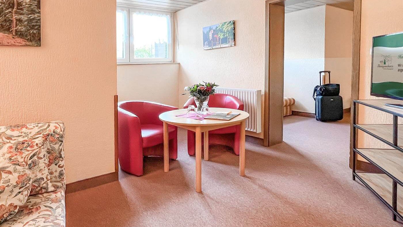 familienzimmer_hotel-thueringenschanze-oberhof-wohnraum