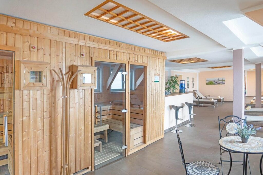 Mit Holz verkleidete Saunen im Wellnessbereich