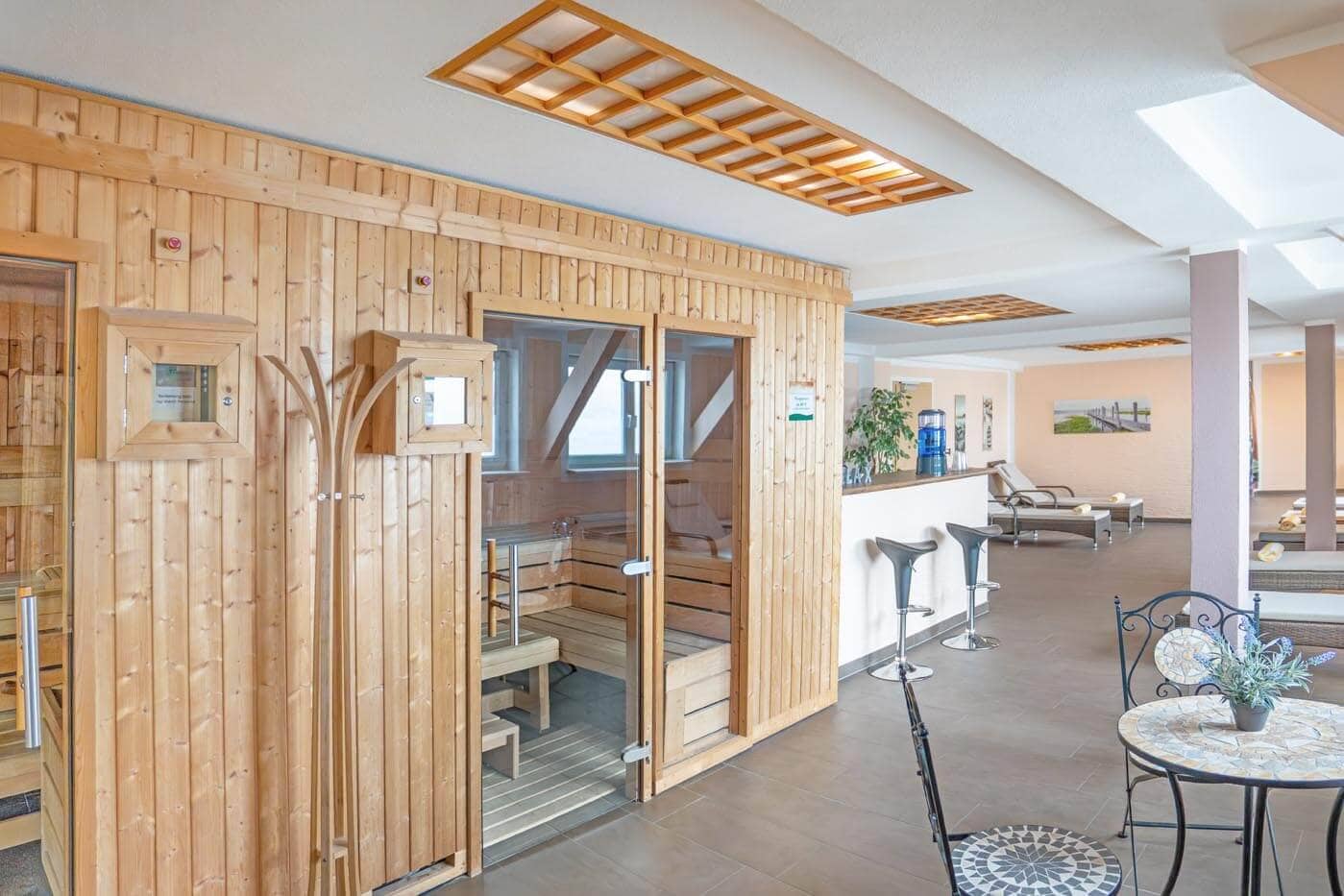 Wellness Hotel Thüringenschanze Saunen, Ruheliegen und ein Tresen mit Wasserspender