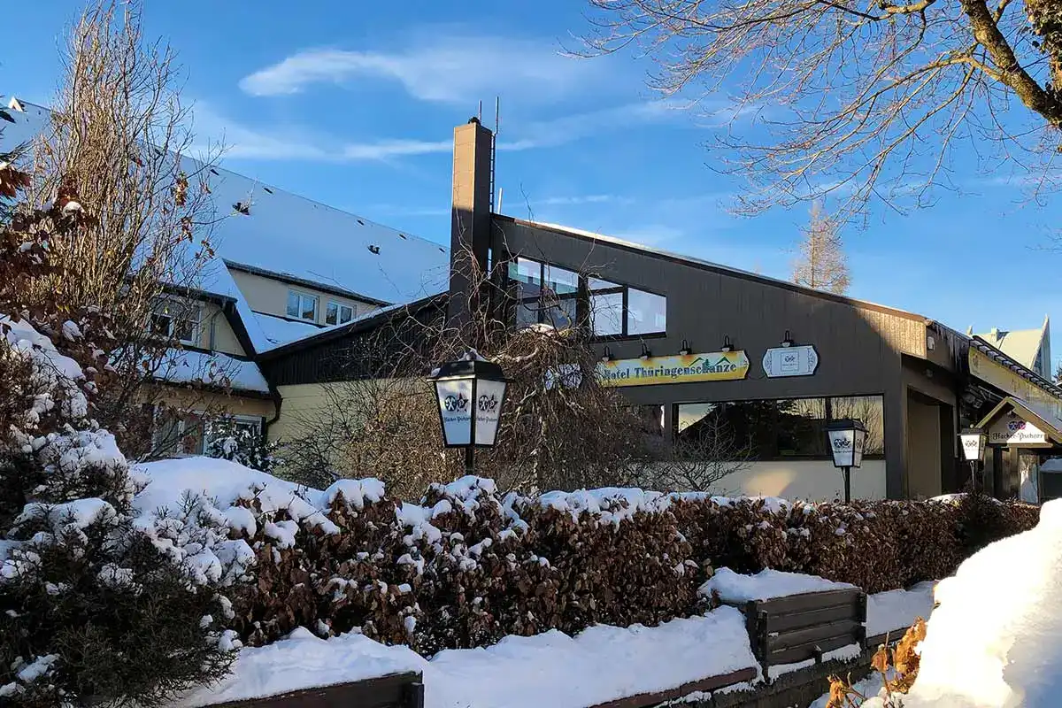 Hotel Thüringenschanze Aussenansicht Winter. Hotel Thüringenschanze Aussenansicht. Oberhof Hotel im Winter.