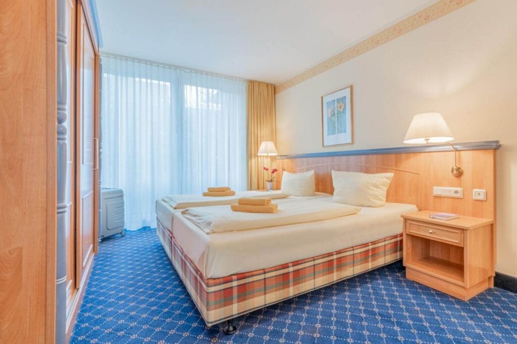 Großzügiges Schlafzimmer mit Doppelbett und Kleiderschrank